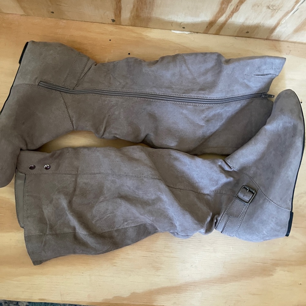 Slouchy Millennial beige boots